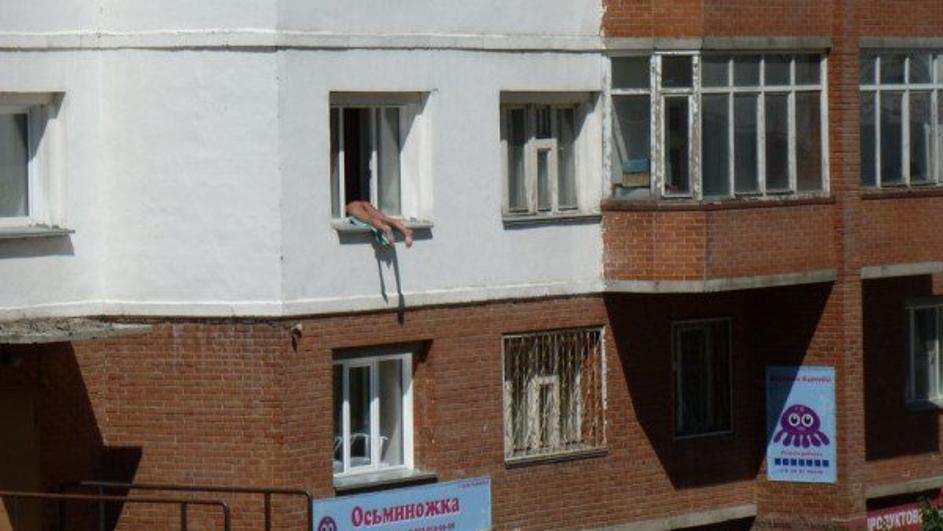 Секојдневно фаќа боја, го покажува голиот задник и ги нервира соседите (фото)