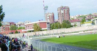 „Комити“ насилно влегле на стадионот во Штип – повредени полицаец и навивач
