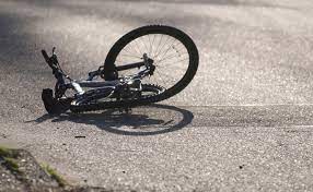 Смртно прегазен велосипедист кај мостот „Гоце Делчев“, возачот го оставил автомобилот и побегнал