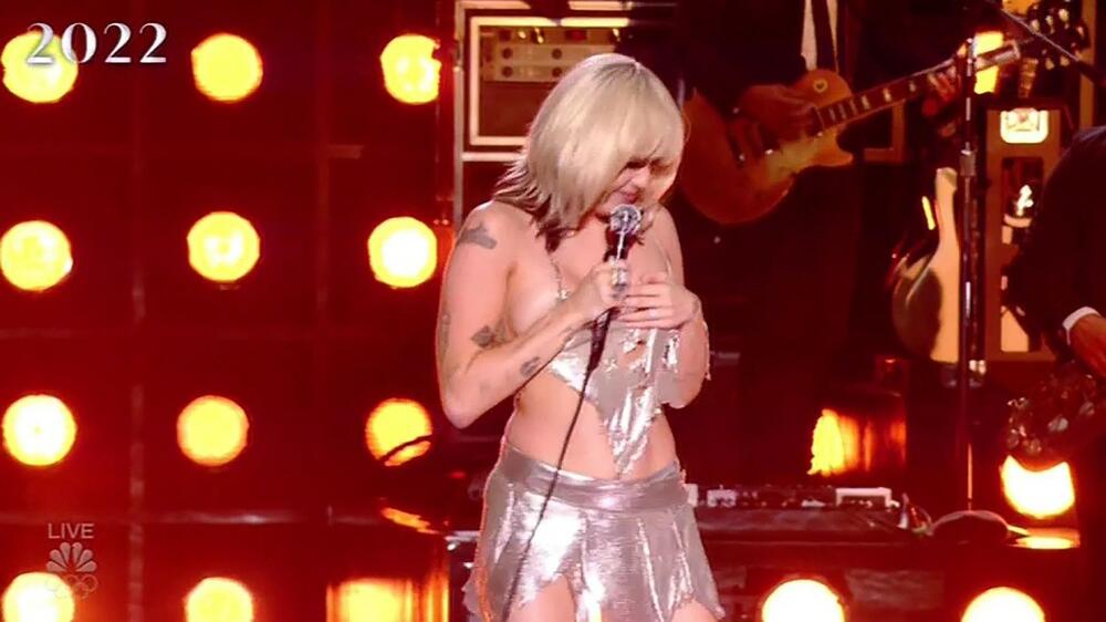 Miley Cyrus would almost be completely naked on stage (PHOTO)