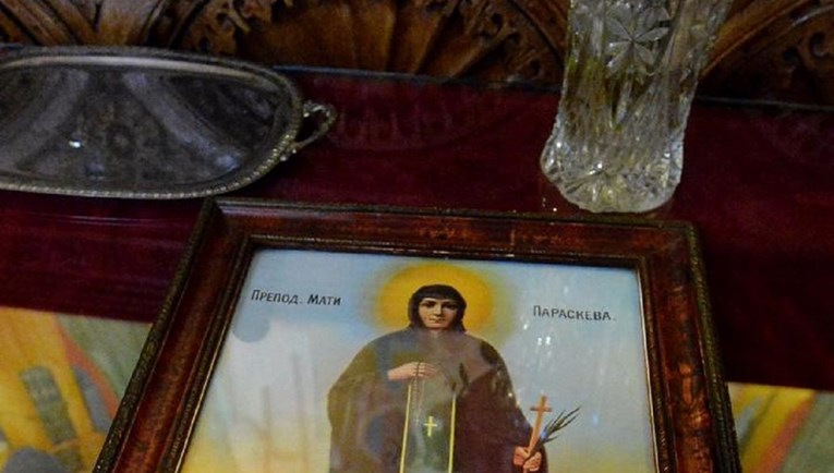 Хрвати претепале пријател Србин во неговиот стан, зашто имал православна икона во регалот 