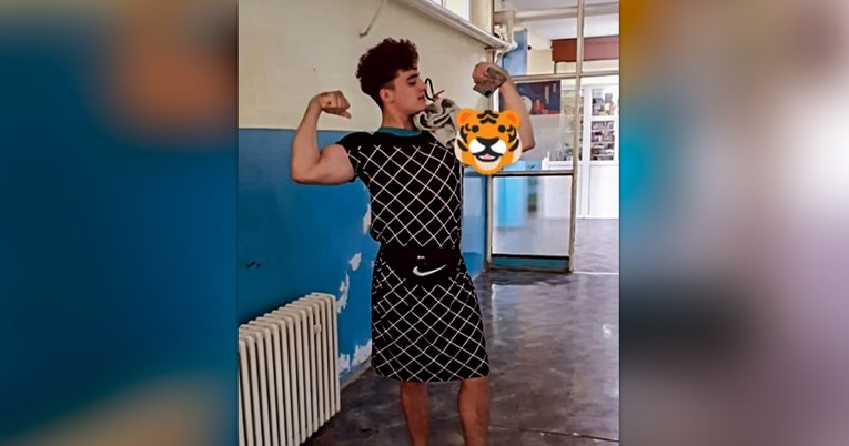 Српски ученик стана хит- во училиштето забраниле влез со шорцеви, па облекол фустан (ВИДЕО)