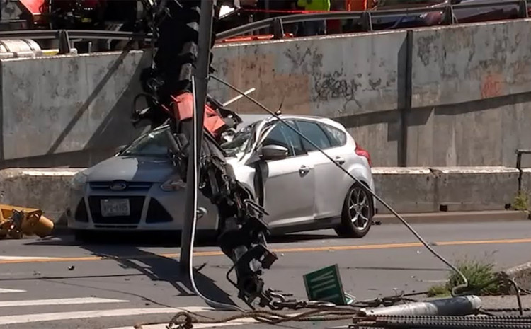 Драма во Њујорк: Кран падна врз автомобил, девојката преживеала (Видео)
