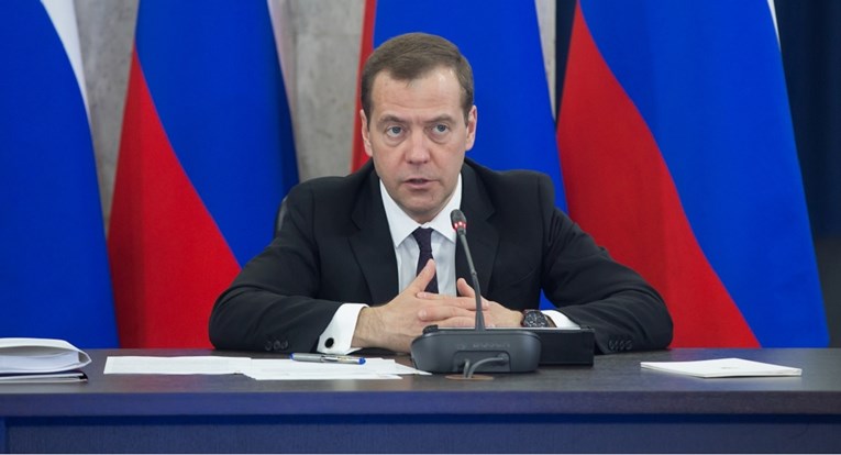 Медведев со предупредување до НАТО: Не ѝ испраќајте на Украина системи „Патриот“
