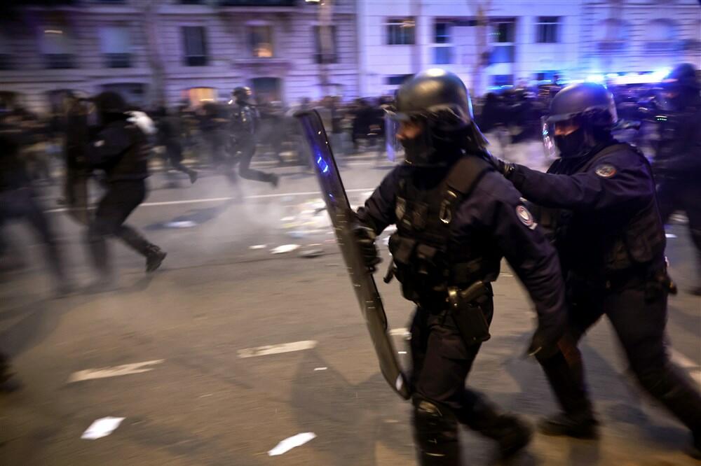 Хаос во Париз: Полицијата ги претепува демонстрантите, вечерва уапсени над 70 лица (ВИДЕО)