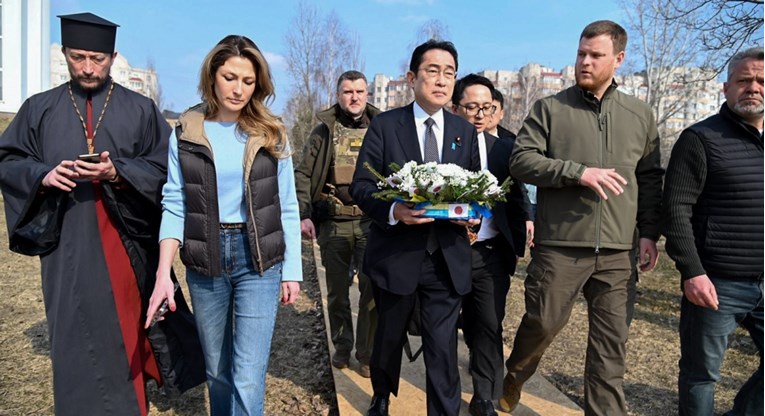 Јапонскиот премиер го посети украинскиот град Буча 
