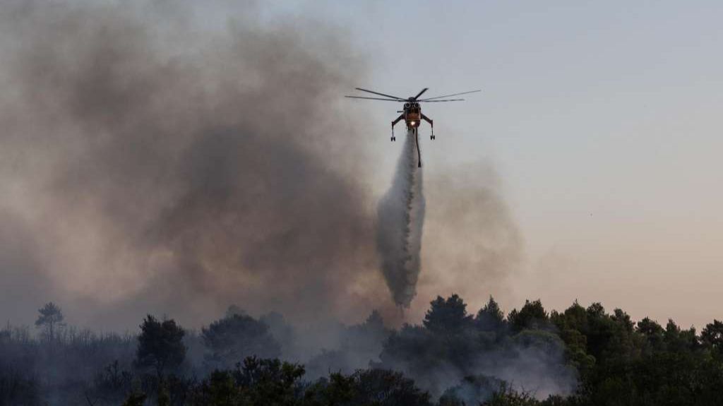 Пожарот на Јабланица локализиран, армиски хеликоптер извшри 16 прелети