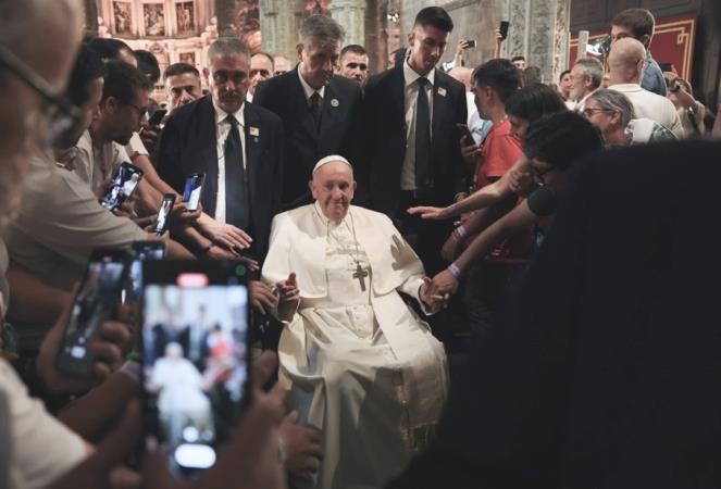 Папата Франциск по денешната аудиенција е однесен во болница на преглед