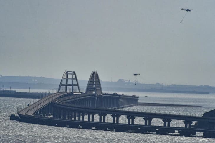 Гувернерот на Севастопол објави воздушна тревога, сообраќајот на Кримскиот мост е запрен