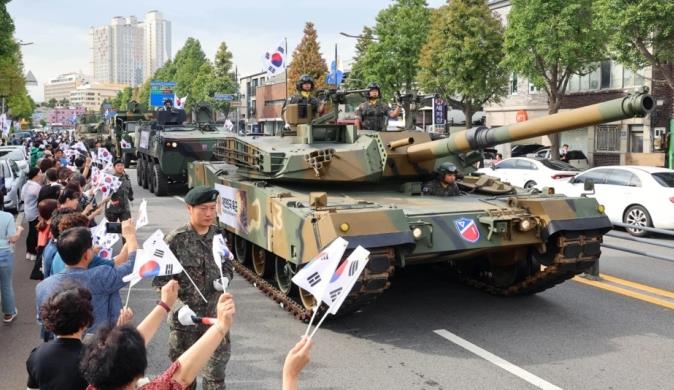 Јужна Кореја ја одржува првата голема воена парада по десет години