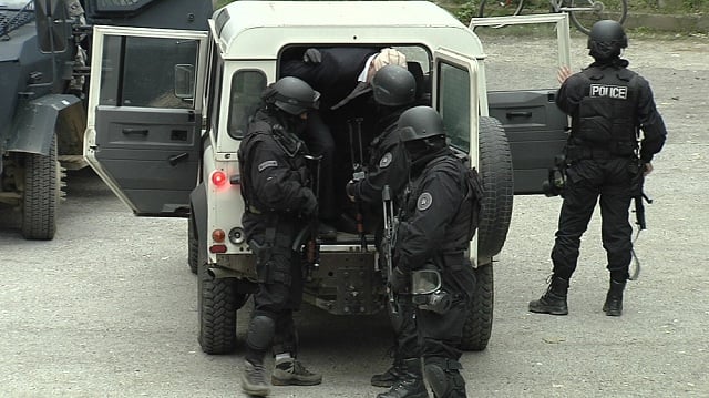 Канал 5 дознава: Голема полициска акција во Струга, уапсени околу 20 ...