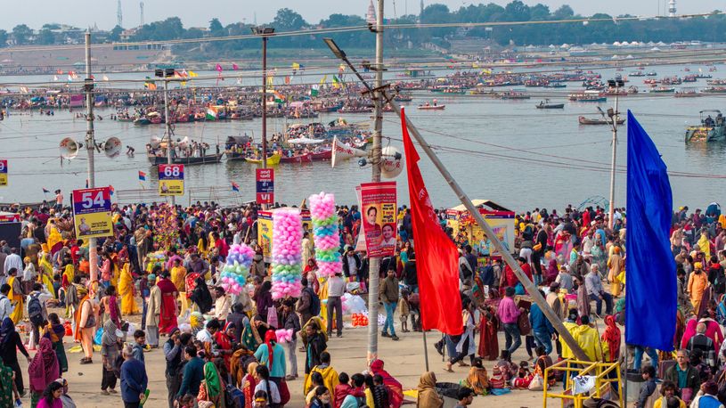 Милиони Индијци ритуално се капат во реката Ганг, преполно е од 4 часот наутро (ВИДЕО)