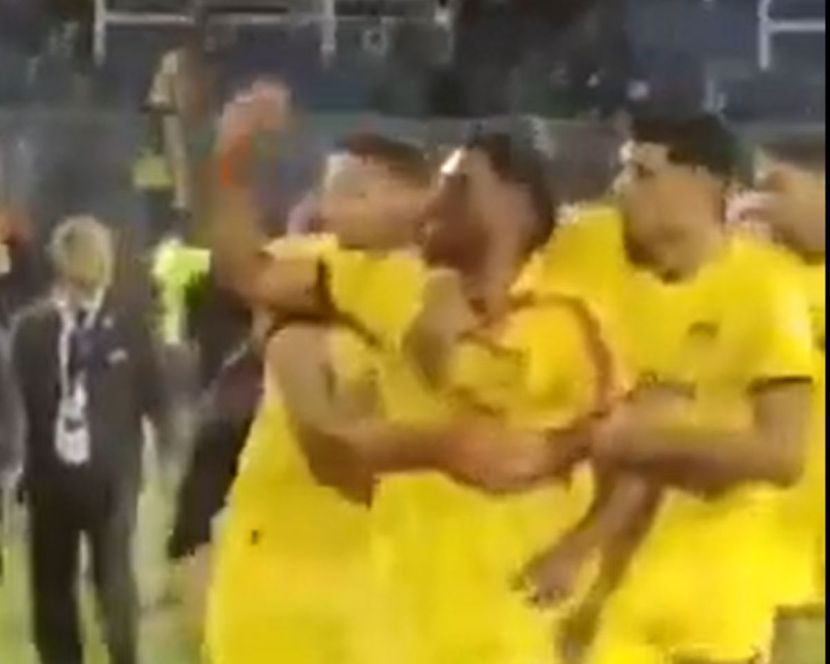 Навивач со камен погодил фудбалер во Аргентина, тој со крвава глава ...