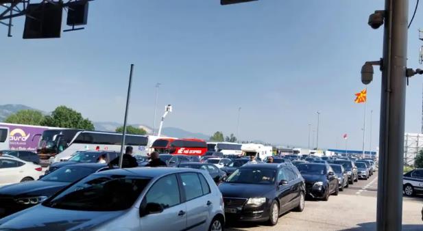 До еден час чекање на Табановце и Богородица