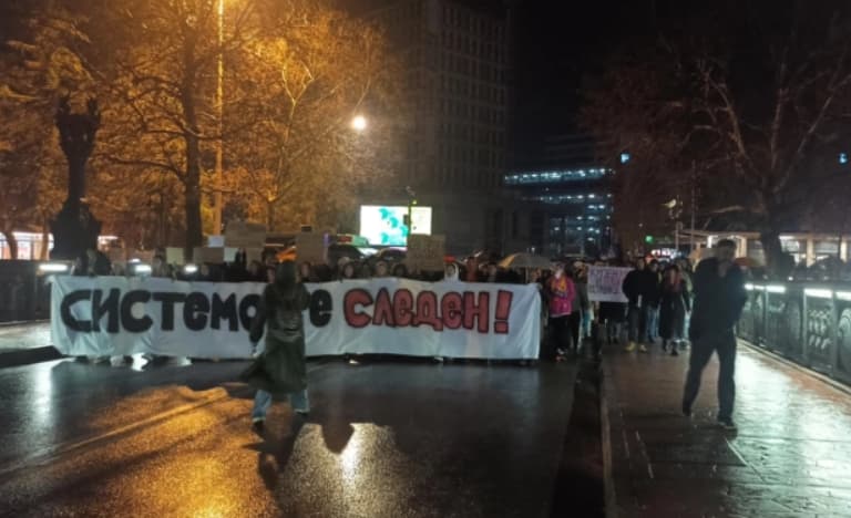 „Вие сте херои“ и аплауз за медицинските работници од учесниците на протестот