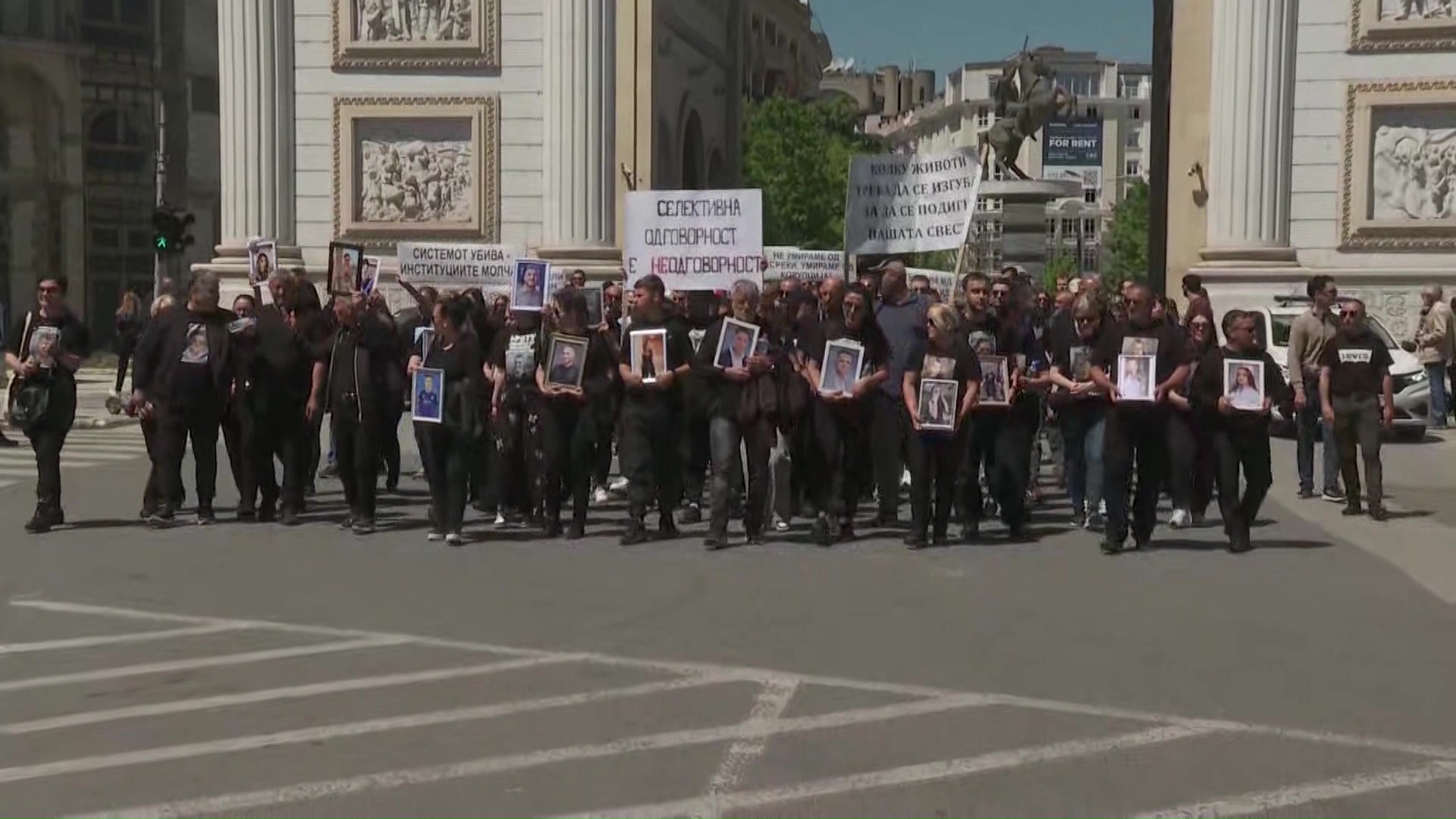 Заврши маршот на семејствата на настраданите во „Пулс“ во Скопје – бараа одговори и одговорност