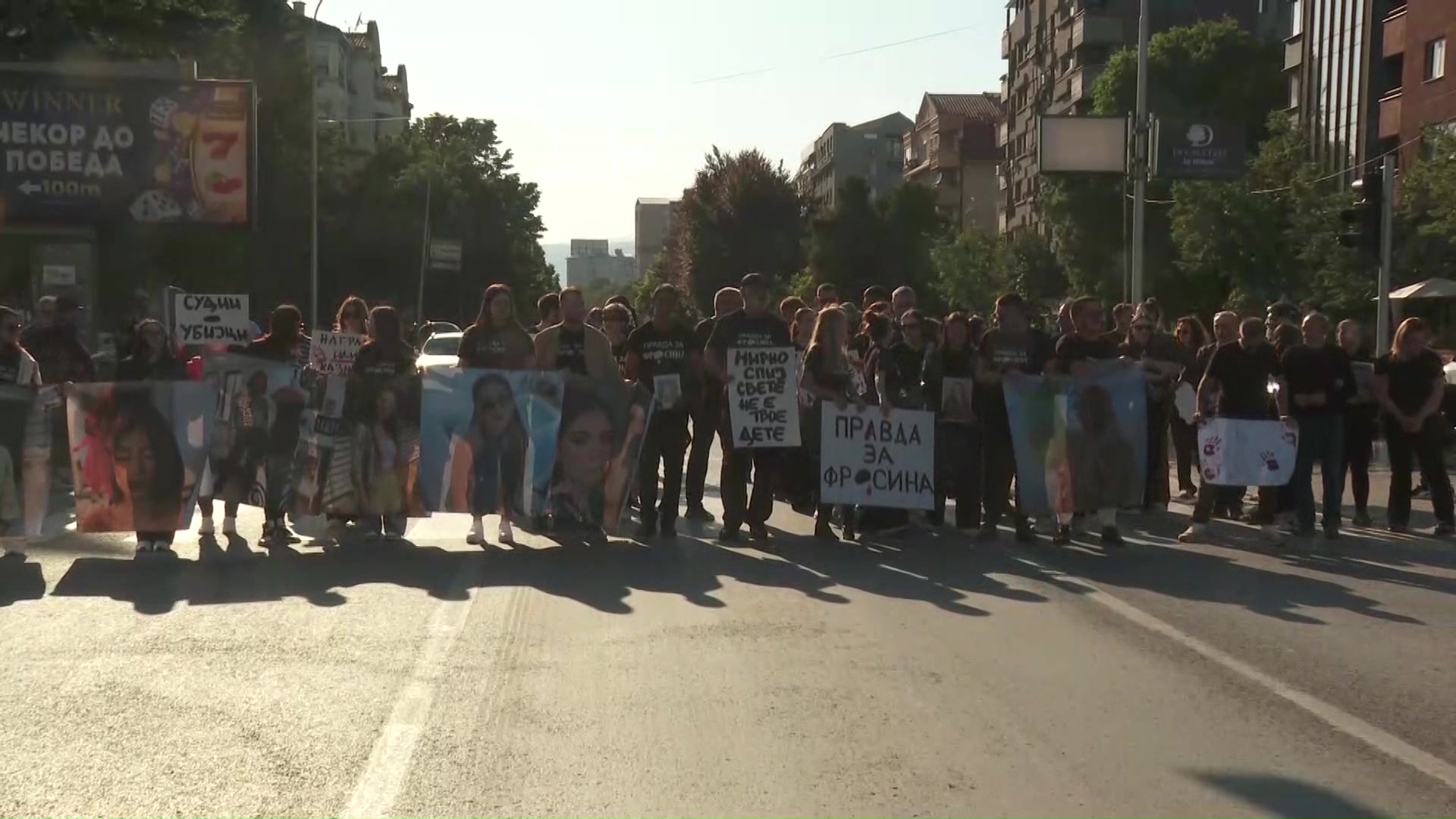 Семејството на Фросина и група граѓани на протест за 12-годишната казна на Јованов