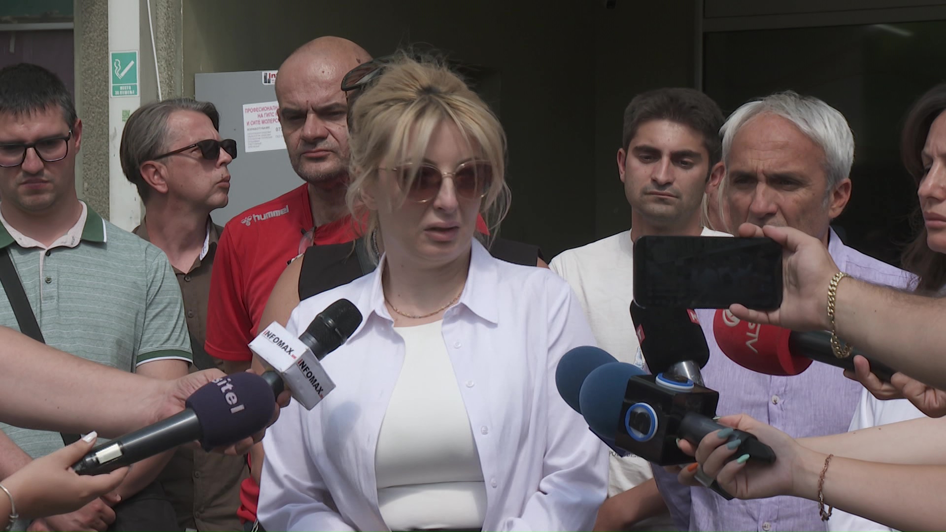 Тежок инцидент - градоначалничката на скопје Данела Арсовска физички нападната во Чаир 