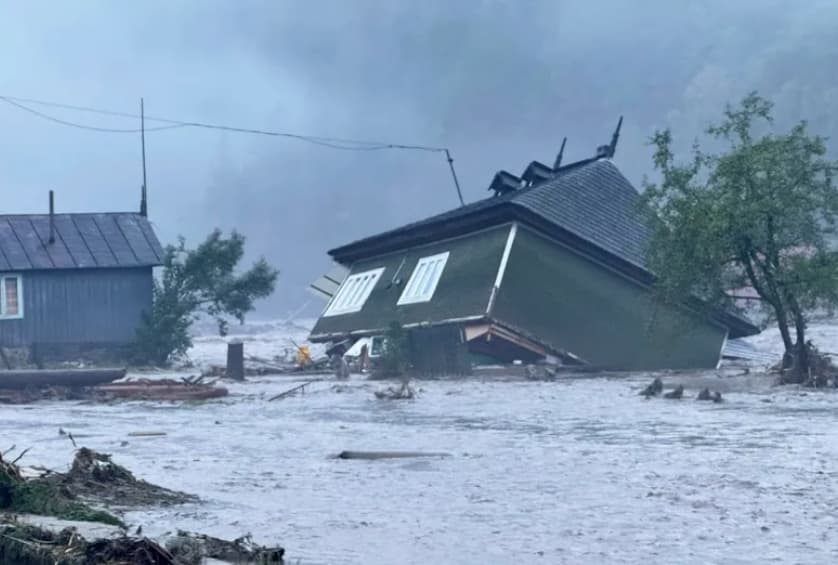 Романија под вода- не престануваат силните дождови, има загинати (ВИДЕО)