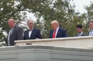 Трамп се качи на покривот на Белата куќа: Размислувам да поставам нуклеарни ракети