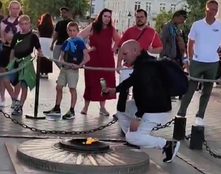 Видео: Мароканец запали цигара од вечен пламен во Париз, потоа е уапсен