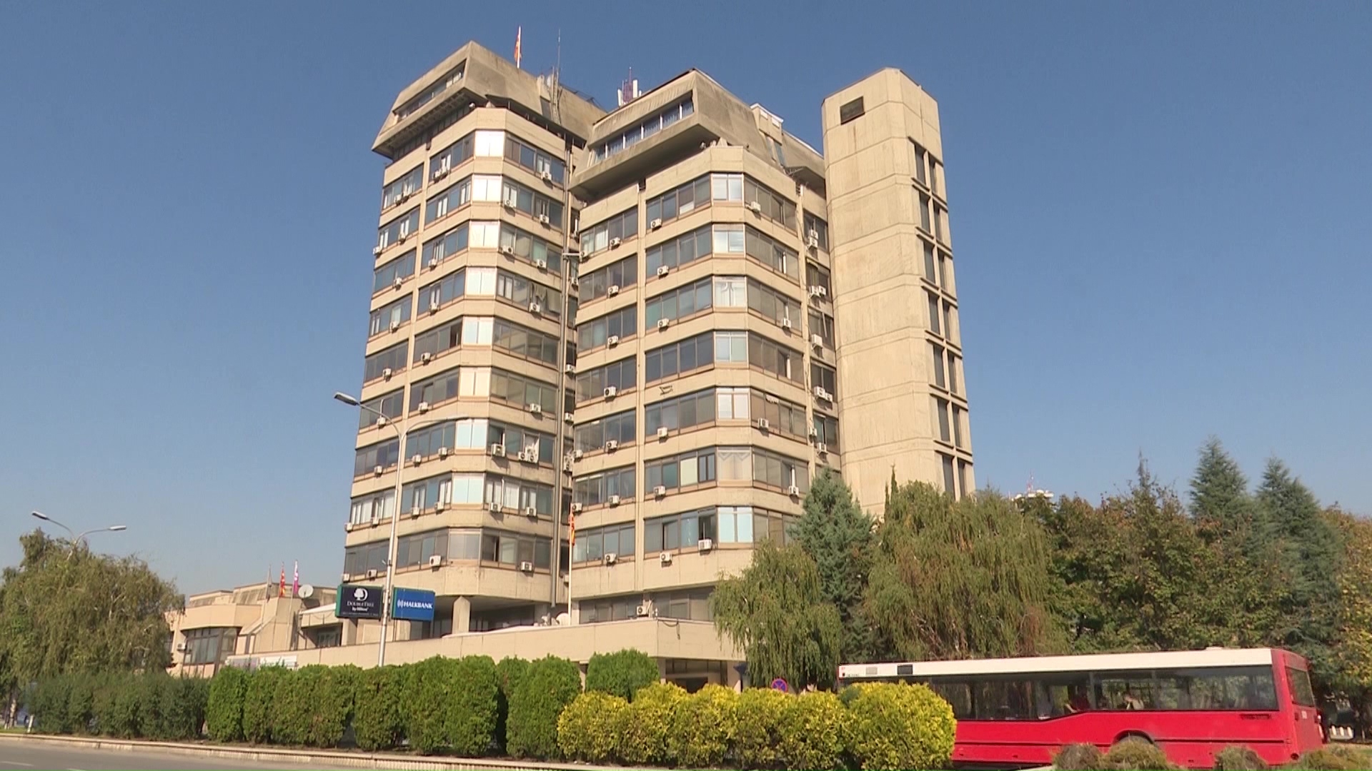 Народната банка со нова иницијатива-4 пати месечно без провизија да се подигнуваат пари од банкомати од други банки