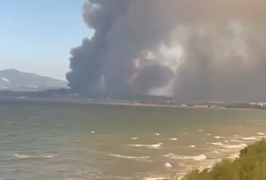Апокалиптични снимки од огромен пожар во познато грчко летувалиште- најмалку тројца повредени (ВИДЕО)