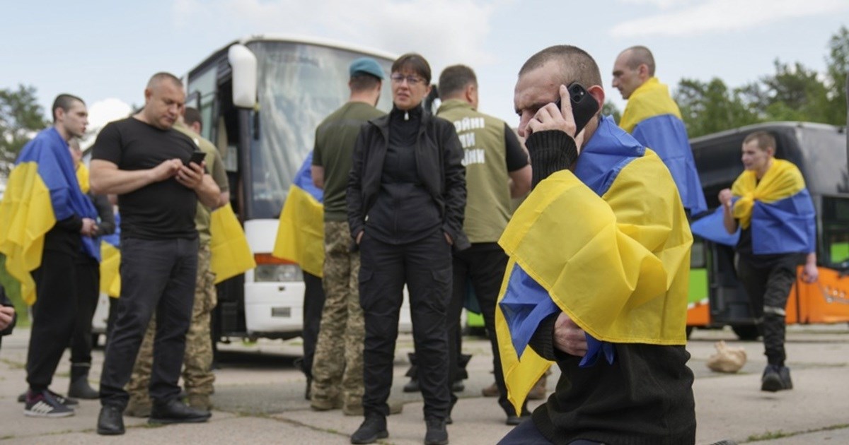 Зеленски го укинува ограничувањето за патувања во странство на мажите на возраст меѓу 18 и 21 година
