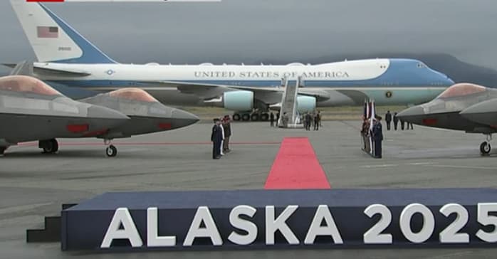 Трамп слета во Алјаска за средбата со Путин 