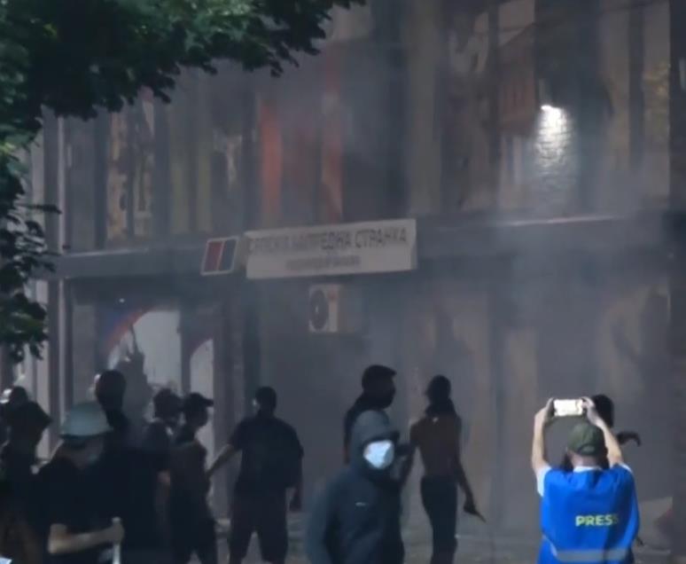 Дачиќ по синоќешните протести во Србија: Повреден жандарм, уапсени 18 лица, воспоставен ред и мир