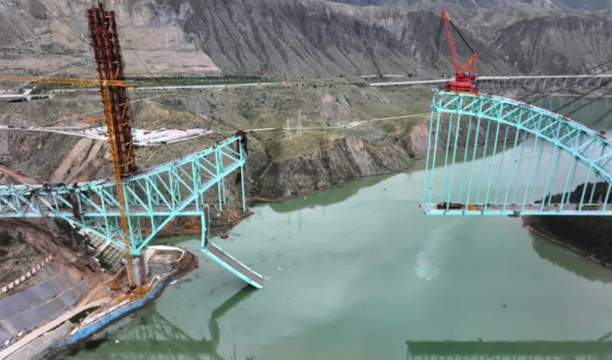 Најмалку 12 работници загинаа во Кина, кога се урна мост во изградба