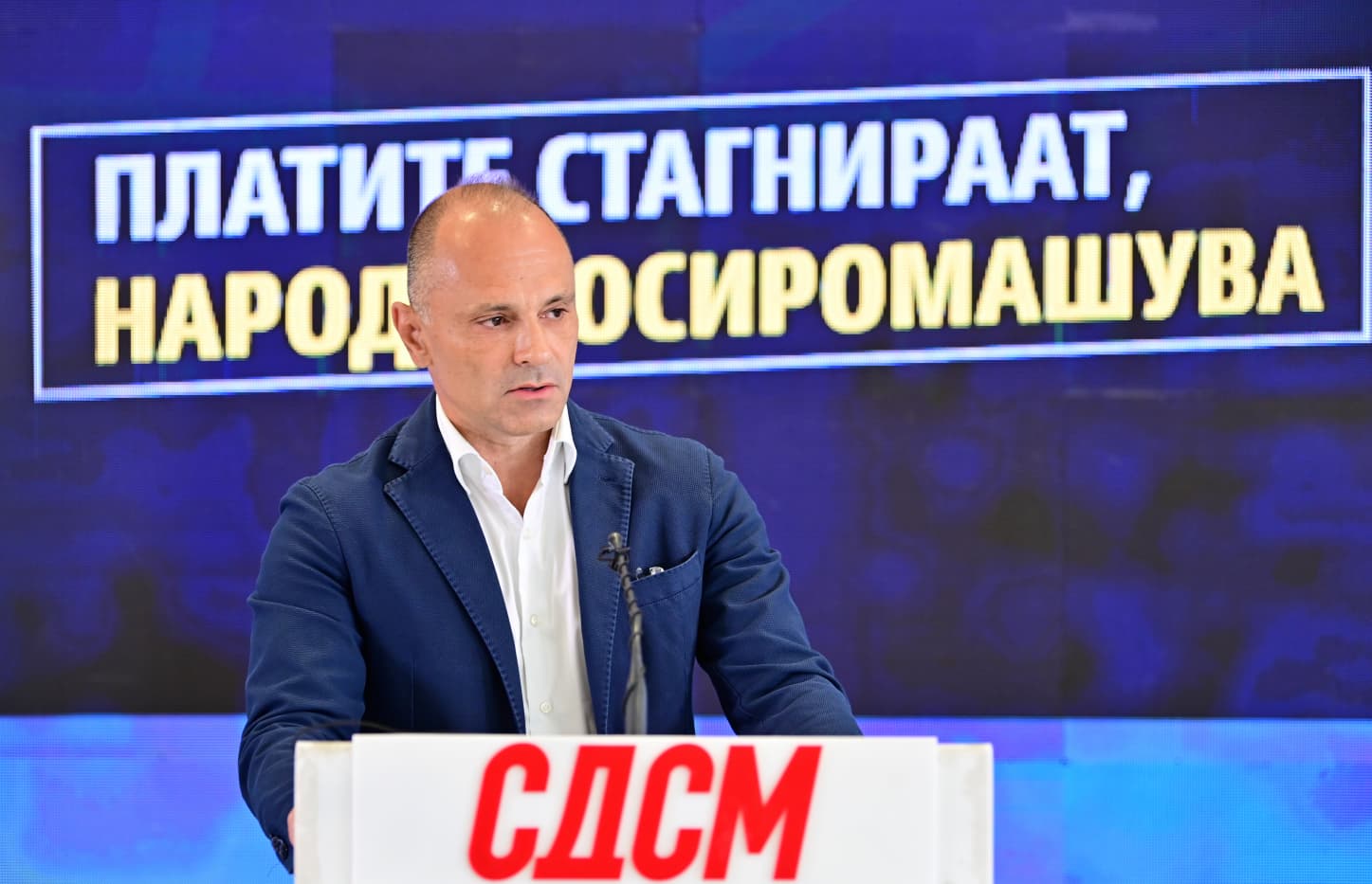 Филипче: Додека граѓаните тонат во сиромаштија, власта ги држи платите ниски