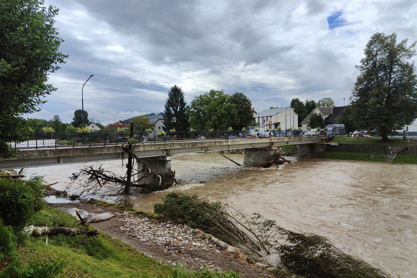 Словенија под вода- затворени патишта, поплавена железница (ВИДЕО)