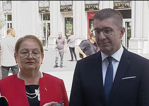 По повод почетокот на учебната година премиерот Мицкоски и министерката Јаневска во посета на ООУ „Кирил Пејчиновиќ“ во Кисела Вода