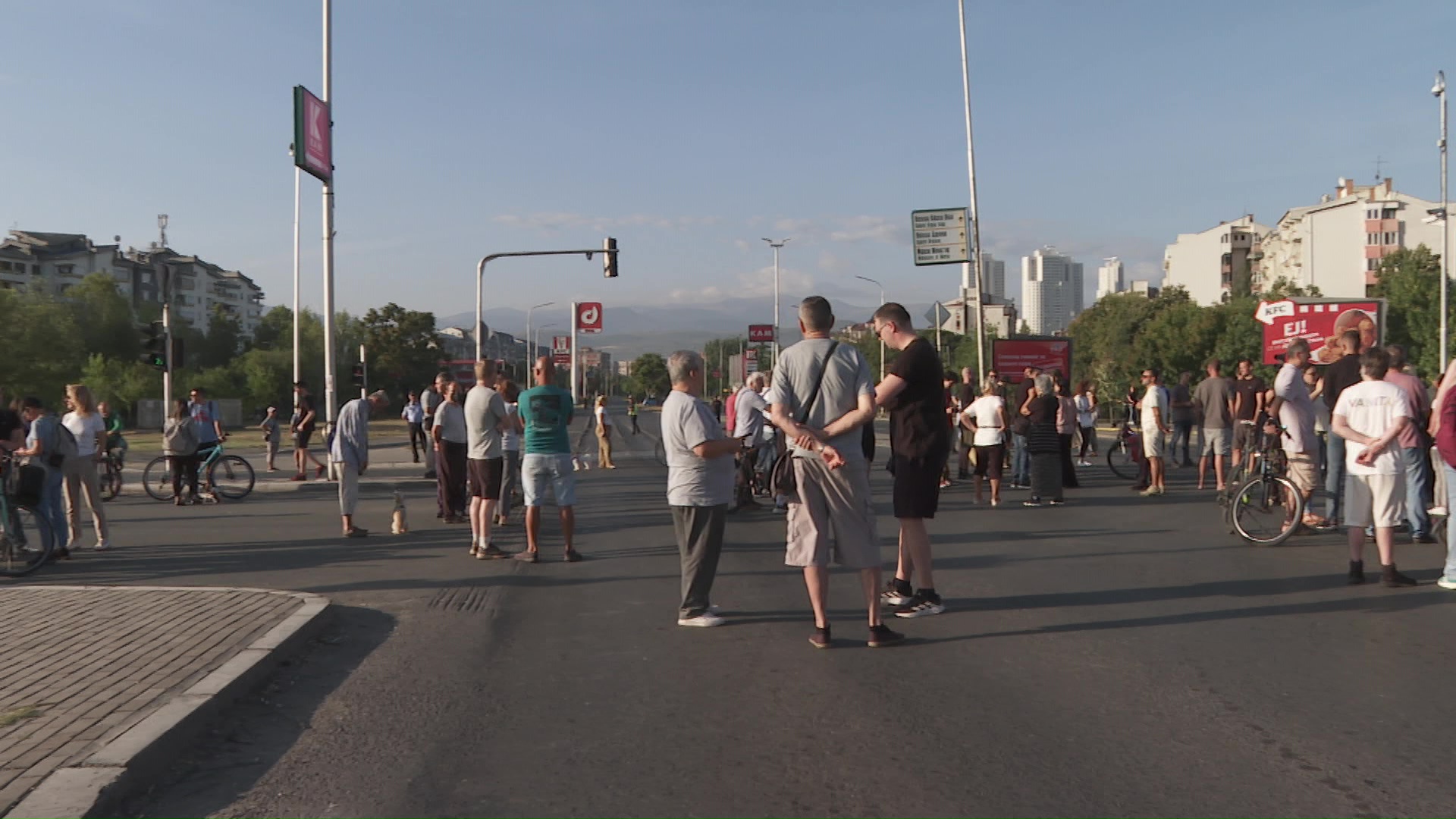 Граѓаните го блокираа мостот „Близнаци“ – се бара трајно решение за Вардариште