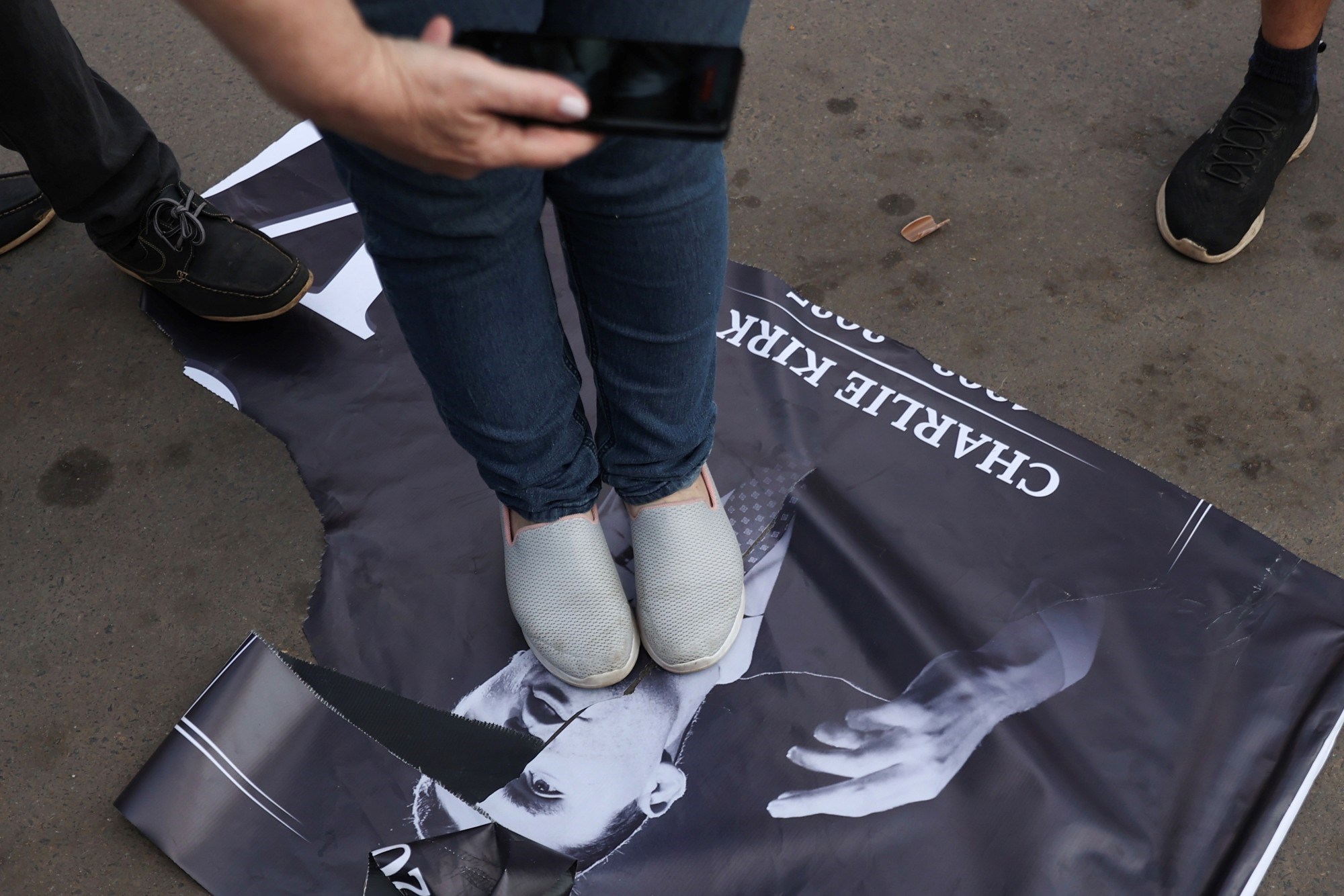 САД им ги укинува визите и се заканува со депортации на странците поради славење на убиството на Кирк