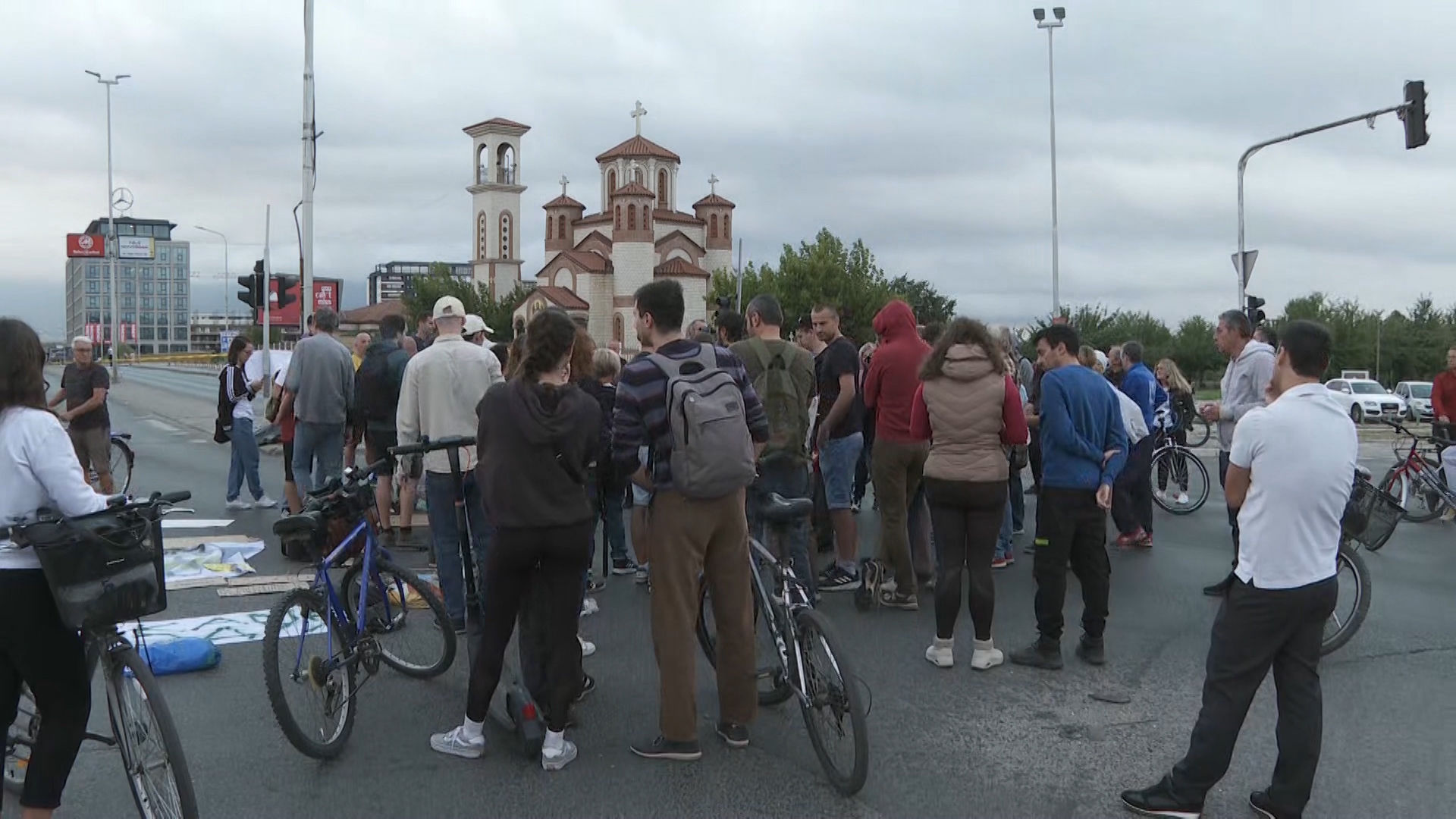 Протест на иницијативата „Стоп за Вардариште“  на мостот„Близнаци“ во  Аеродром