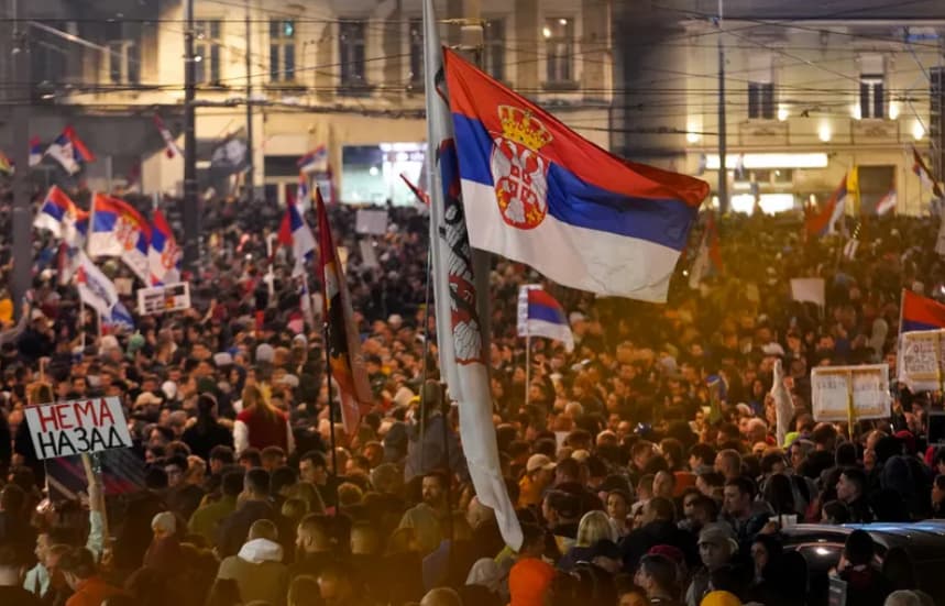 Во Србија се одржуваат собири против блокадите и контра собири