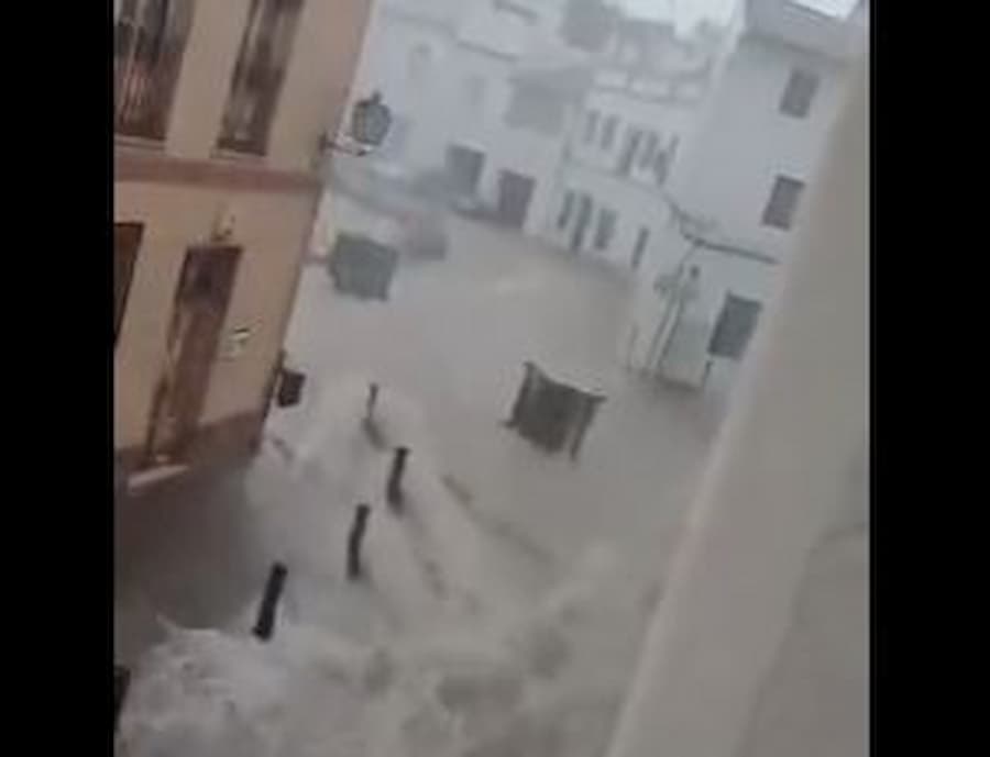 Видео: Поради невреме на истокот на Шпанија откажани летови и прекината настава во училиштата