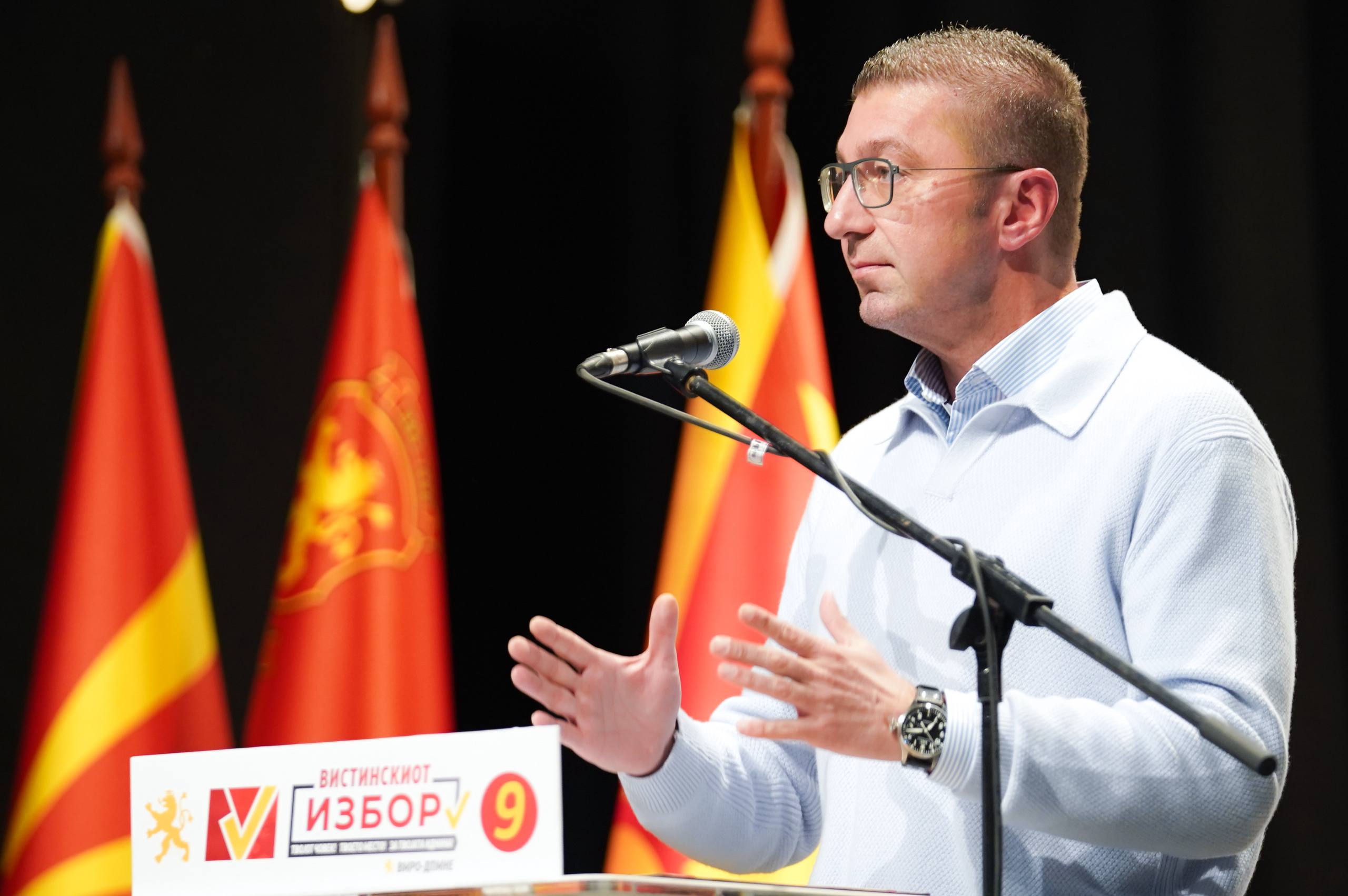 Мицкоски до Филипче: Кажи јавно што мислиш за твојот ментор и гуру?