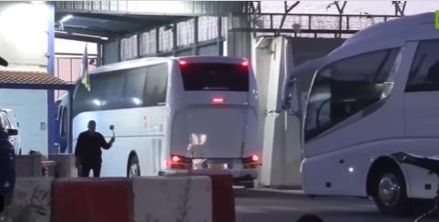 Започна ослободувањето палестински затвореници, автобуси тргнаа кон Западниот Брег и Газа