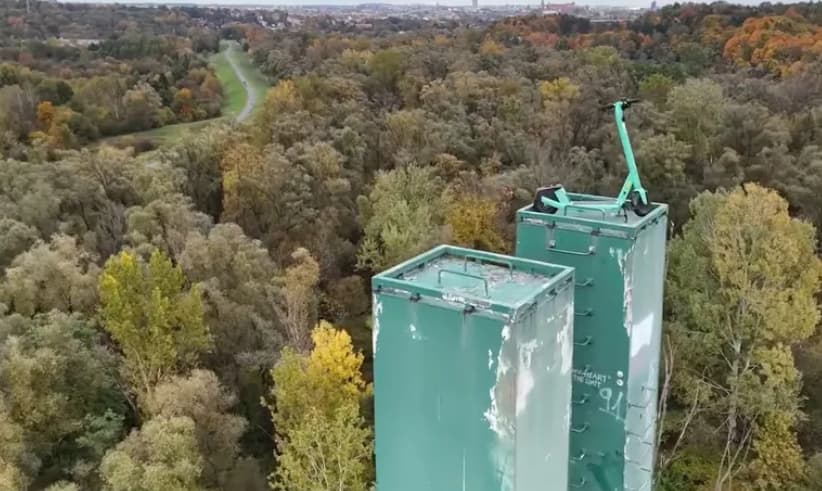 Некој паркирал тротинет на врвот на мост во Краков, висок 40 метри- му се заканува затворска казна (ВИДЕО)