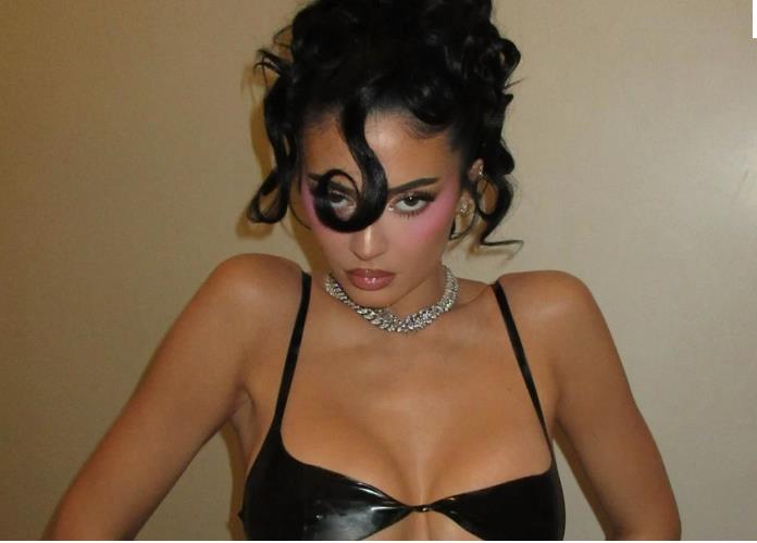 Фото: Фустанот со многу отвори на Кајли Џенер