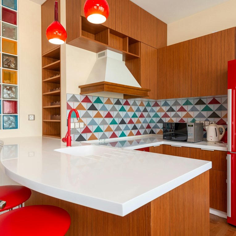 Имате стара кујна и сакате да ја освежите? Еве едноставни и евтини начини