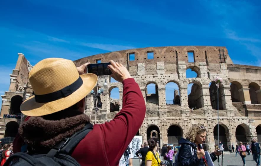 Жената која почина пред туристи во Колосеумот, со себе имала 10.000 евра- два месеца го бараат семејството