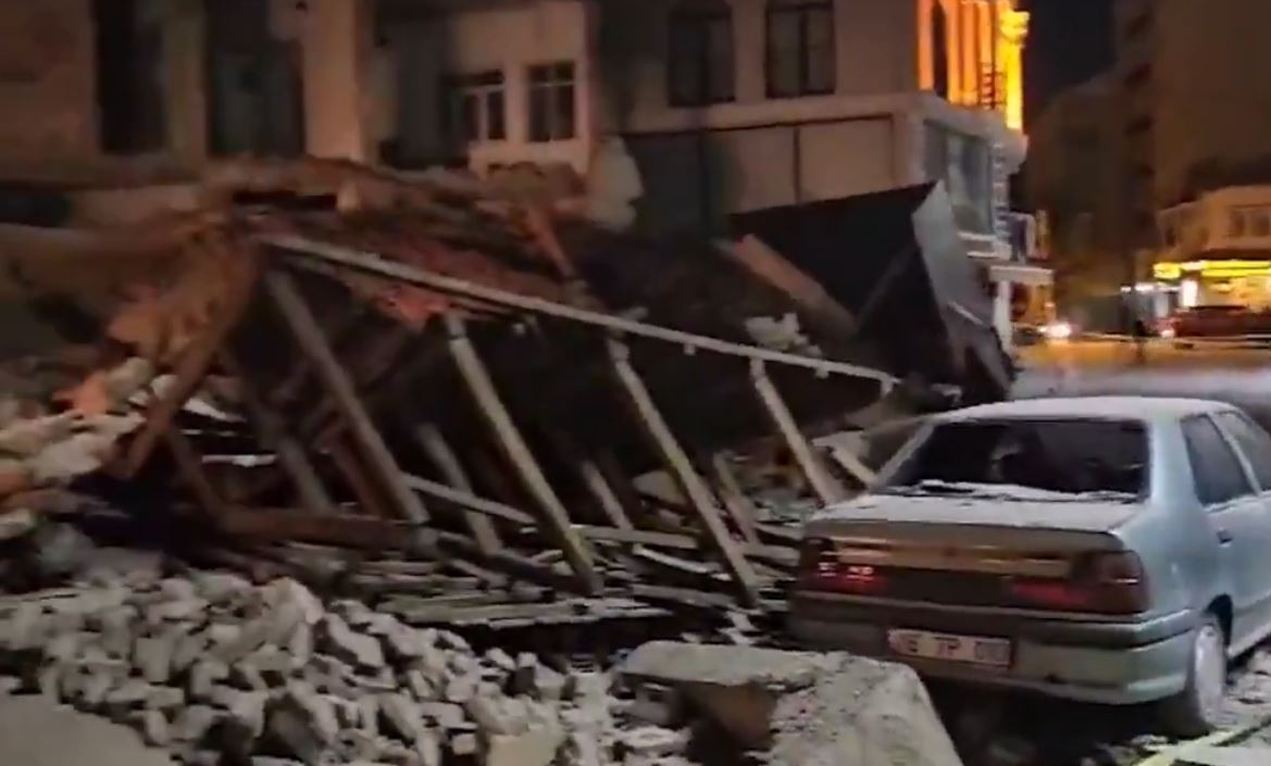 Силен земјотрес ја погоди Турција, луѓето во паника излегуваат на улиците ( Видео)