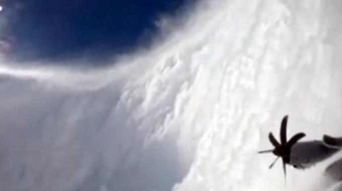 Видео: Американски воен авион влезе во „окото“ на ураганот кај Јамајка