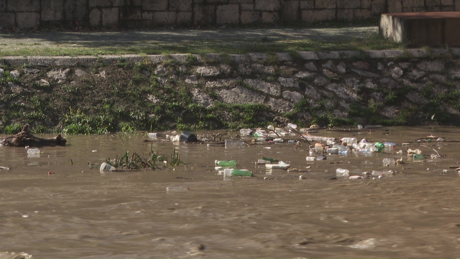 Вардар како пловечка депонија - сликата од тетовско го вклучи алармот, но дали ќе иницира институционален одговор?