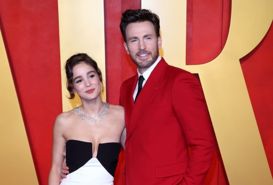 Крис Еванс го доби првото дете со неговата 16 години помлада сопруга (ФОТО)