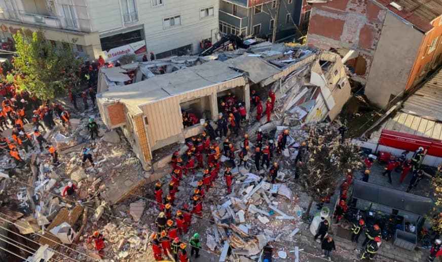 Брат и сестра на 12 и 14 години загинаа во уривањето на зграда во Турција, спасувачите ги бараат нивните родители (ВИДЕО)